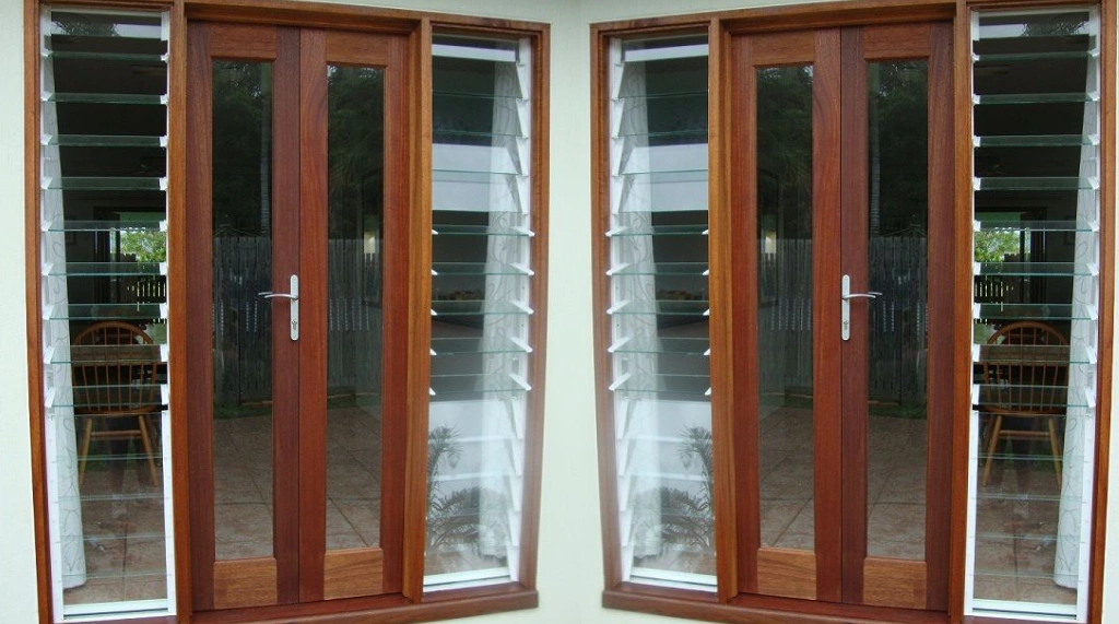 Kaca Nako Modern Berpadu dengan Pintu Swing