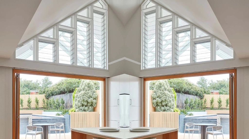 Kaca Nako Modern Geometris Segitiga di Area Ceiling