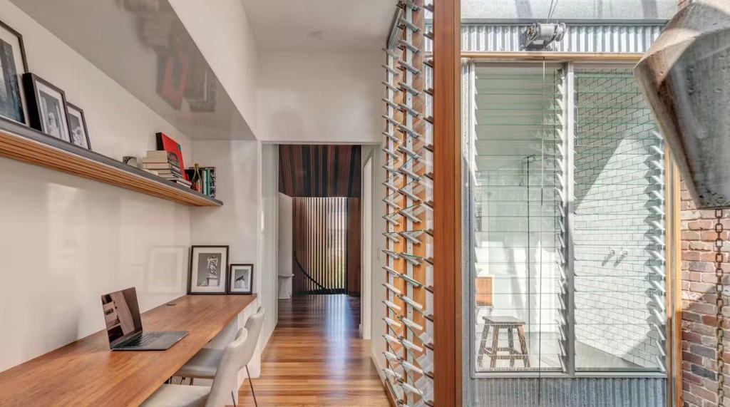 Kaca Nako Modern untuk Area Koridor