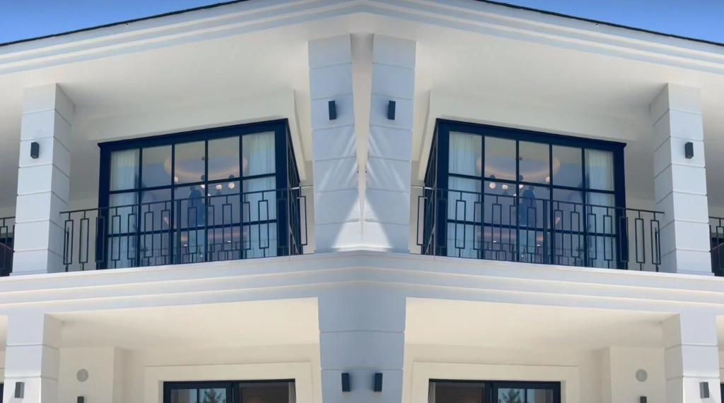 Kanopi Balcony Bergaya Klasik Modern