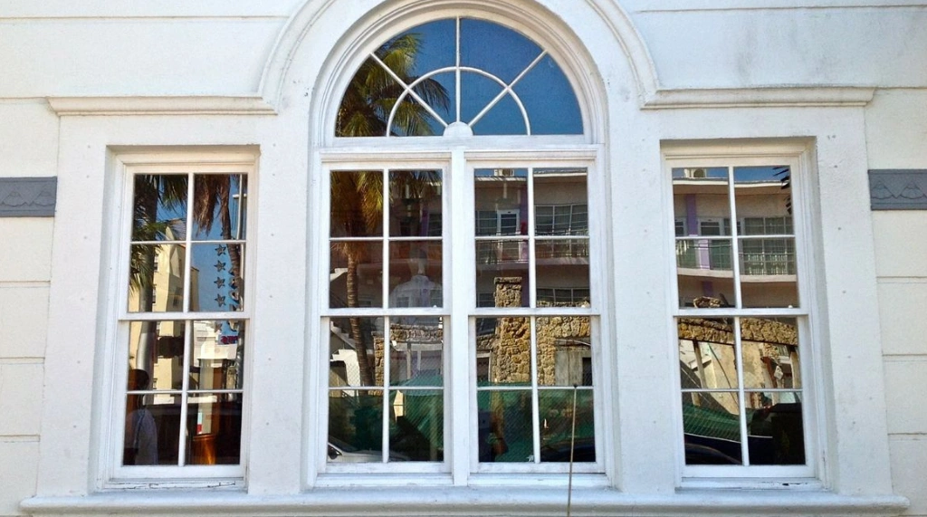 Jendela Lengkung (Arch Window)