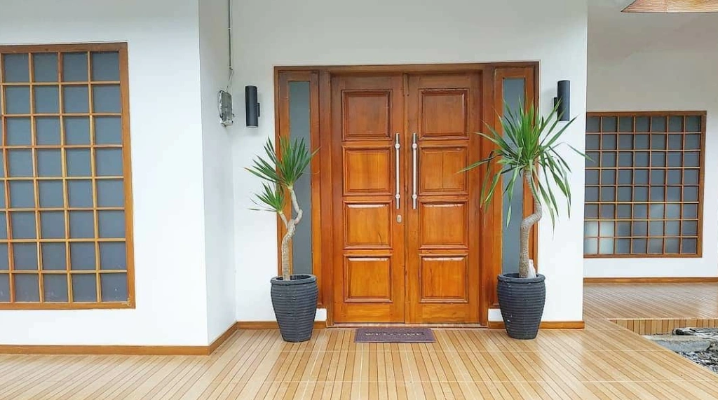 Pintu Kupu Tarung Minimalis Motif Kayu