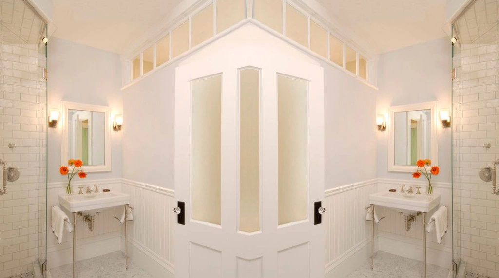 Transom Window (Jendela di Atas Pintu)