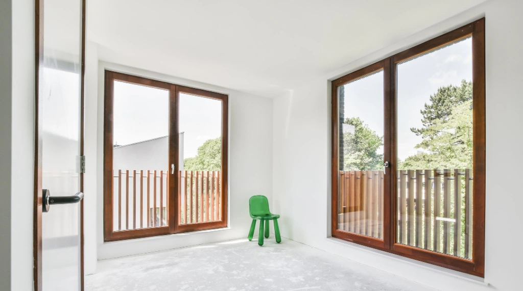 Cocoklah Pintu uPVC Motif Kayu untuk Rumah Tropis