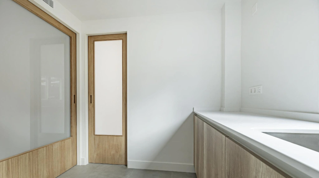 Pintu Kayu Minimalis Panel Rata untuk Interior Clean Look