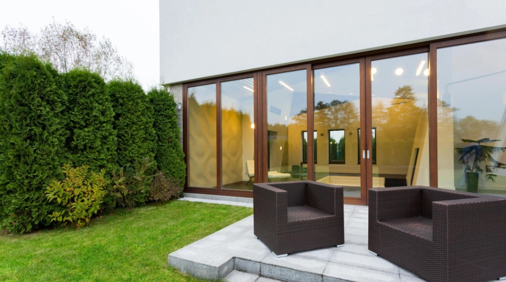 Pintu Samping dengan Kusen Motif Kayu