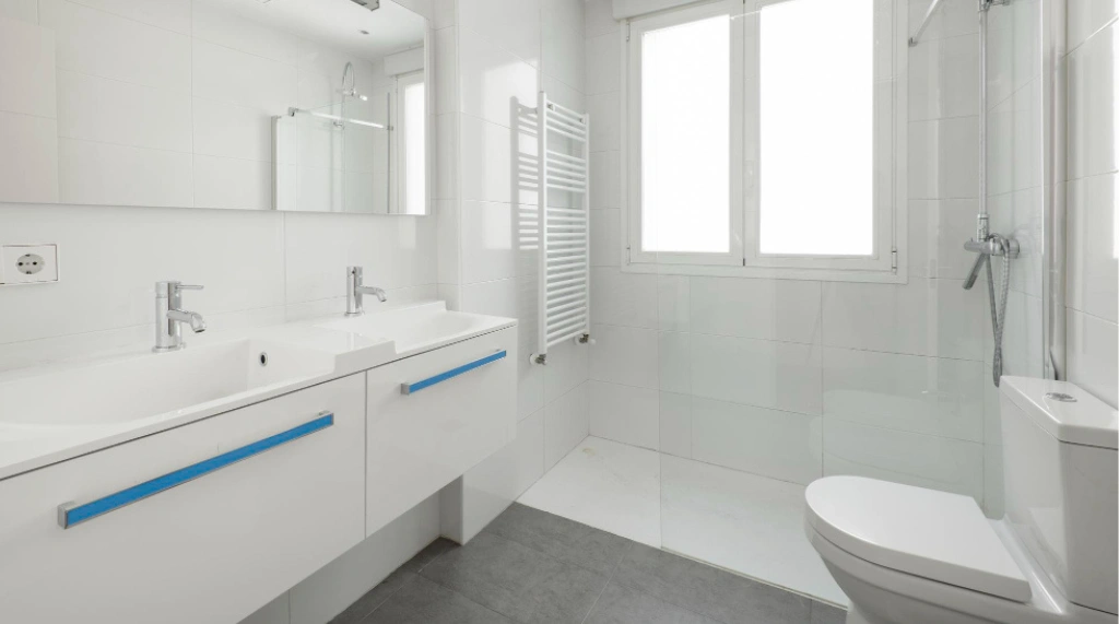 Kamar Mandi Minimalis Nuansa Putih