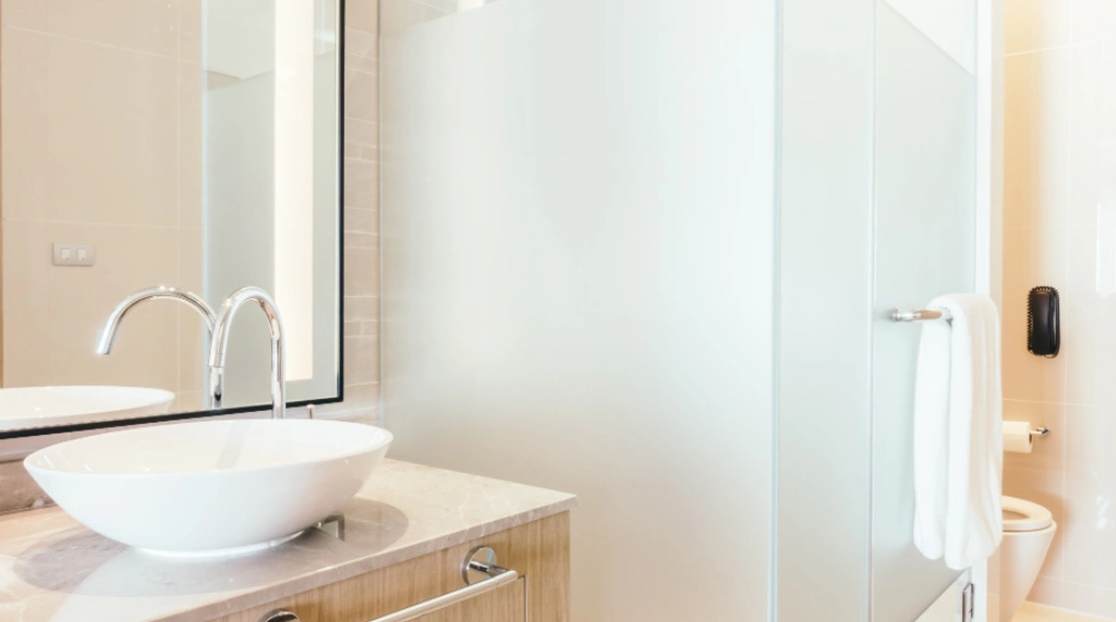 Kamar Mandi Minimalis dengan Pintu Kaca Buram